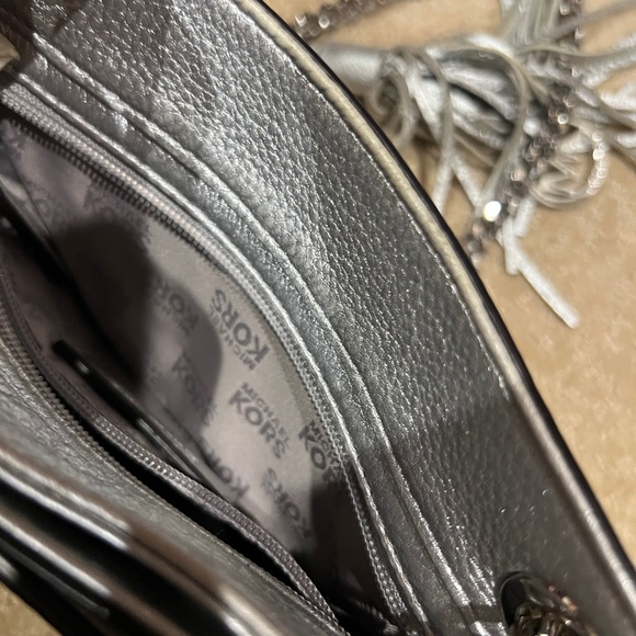 Michael Kors silver handbag with heavy chain strap - Picture 6 of 6